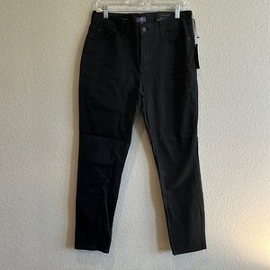 NYDJ. 8 NWT. Black jeans. Slim fit